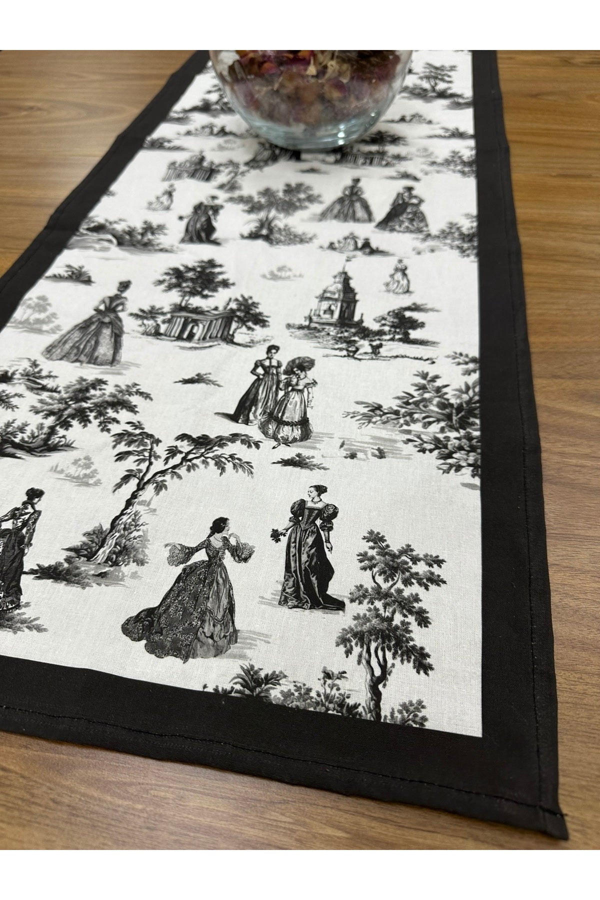 Toile De Jouy Paris Runner 40x110 cm | %100 Pamuk Dijital Baskılı Masa Örtüsü | Klasik Fransız Tarzı