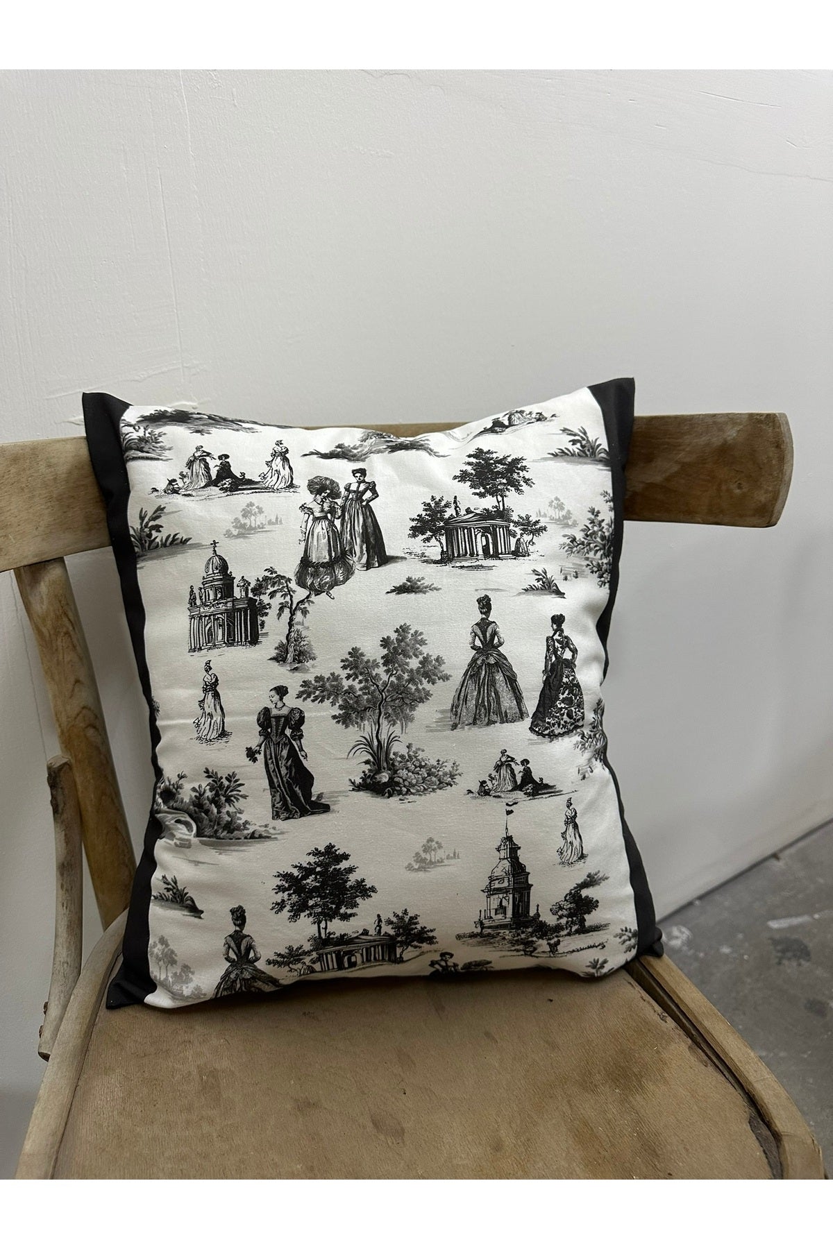 Toile De Jouy Paris Kırlent Kılıfı 43x43 cm | %100 Pamuk Dijital Baskılı | Klasik Fransız Tarzı Deko